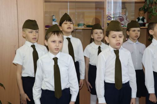 Нурлатские школьники продолжают писать письма участникам СВО