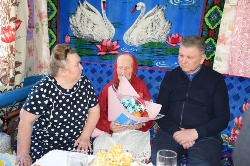 В день своего 95-летия Елизавета Павловна Сенькина из Абрыскина для своих гостей спела песни на чувашском языке