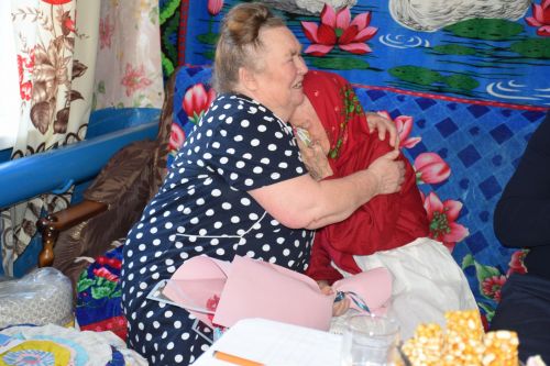 В день своего 95-летия Елизавета Павловна Сенькина из Абрыскина для своих гостей спела песни на чувашском языке
