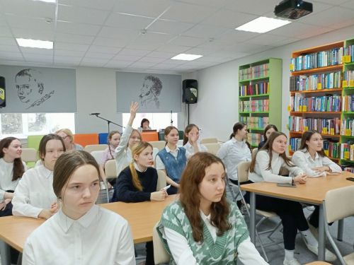 В библиотеке Нурлата учащиеся гимназии знакомились с творчеством Сергея Есенина