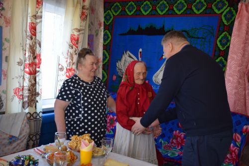В день своего 95-летия Елизавета Павловна Сенькина из Абрыскина для своих гостей спела песни на чувашском языке