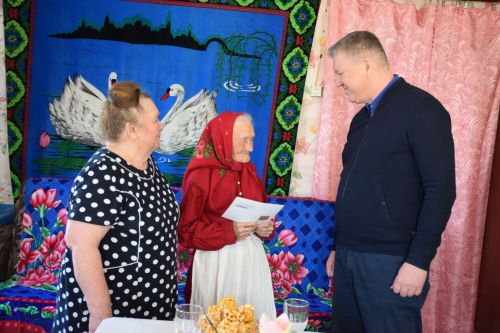 В день своего 95-летия Елизавета Павловна Сенькина из Абрыскина для своих гостей спела песни на чувашском языке