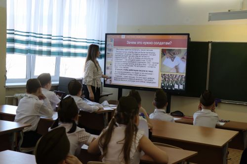 Нурлатские школьники продолжают писать письма участникам СВО