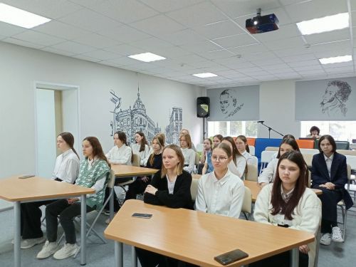 В библиотеке Нурлата учащиеся гимназии знакомились с творчеством Сергея Есенина
