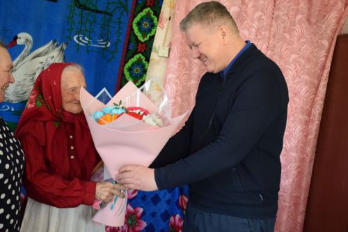 В день своего 95-летия Елизавета Павловна Сенькина из Абрыскина для своих гостей спела песни на чувашском языке