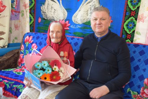 В день своего 95-летия Елизавета Павловна Сенькина из Абрыскина для своих гостей спела песни на чувашском языке