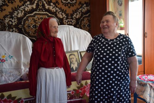 В день своего 95-летия Елизавета Павловна Сенькина из Абрыскина для своих гостей спела песни на чувашском языке