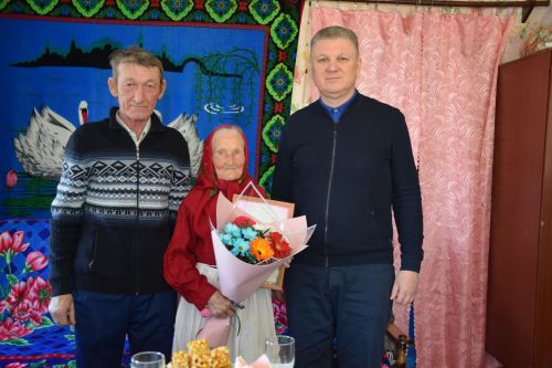 В день своего 95-летия Елизавета Павловна Сенькина из Абрыскина для своих гостей спела песни на чувашском языке