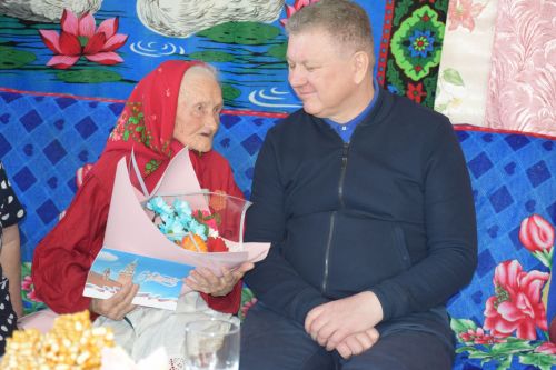 В день своего 95-летия Елизавета Павловна Сенькина из Абрыскина для своих гостей спела песни на чувашском языке