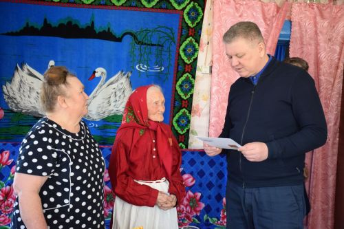 В день своего 95-летия Елизавета Павловна Сенькина из Абрыскина для своих гостей спела песни на чувашском языке