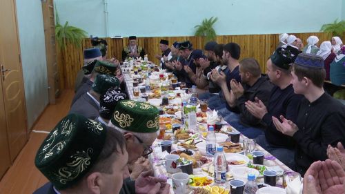 Сулеймановы в первый день Рамадана провели ифтар-меджлисы для жителей Нурлатского района