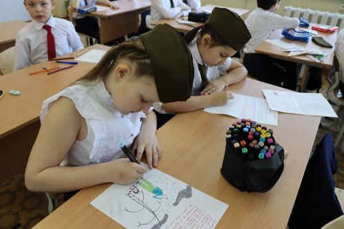 Нурлатские школьники продолжают писать письма участникам СВО