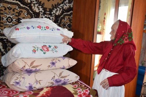 В день своего 95-летия Елизавета Павловна Сенькина из Абрыскина для своих гостей спела песни на чувашском языке
