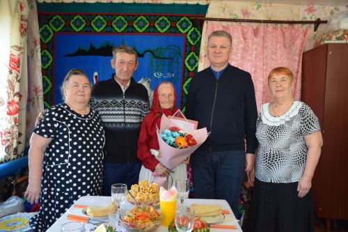 В день своего 95-летия Елизавета Павловна Сенькина из Абрыскина для своих гостей спела песни на чувашском языке