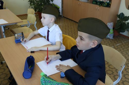 Нурлатские школьники продолжают писать письма участникам СВО