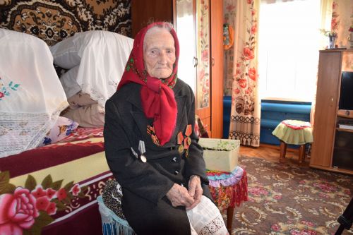 В день своего 95-летия Елизавета Павловна Сенькина из Абрыскина для своих гостей спела песни на чувашском языке