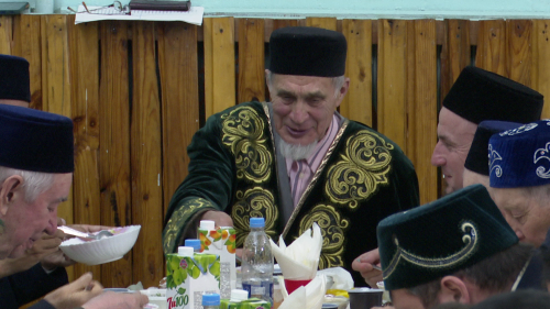 Сулеймановы в первый день Рамадана провели ифтар-меджлисы для жителей Нурлатского района
