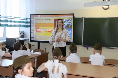 Нурлатские школьники продолжают писать письма участникам СВО