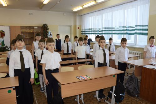 Нурлатские школьники продолжают писать письма участникам СВО