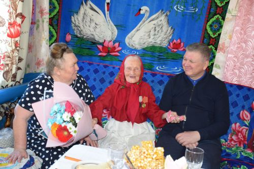 В день своего 95-летия Елизавета Павловна Сенькина из Абрыскина для своих гостей спела песни на чувашском языке