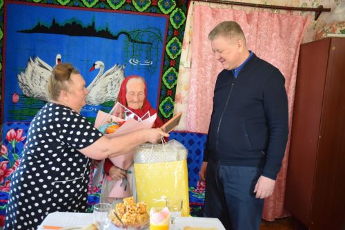 В день своего 95-летия Елизавета Павловна Сенькина из Абрыскина для своих гостей спела песни на чувашском языке