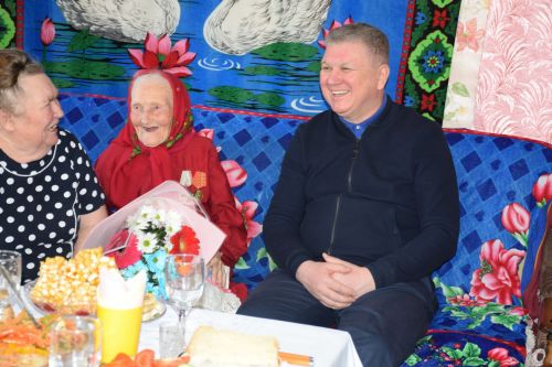 В день своего 95-летия Елизавета Павловна Сенькина из Абрыскина для своих гостей спела песни на чувашском языке