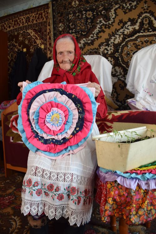 В день своего 95-летия Елизавета Павловна Сенькина из Абрыскина для своих гостей спела песни на чувашском языке