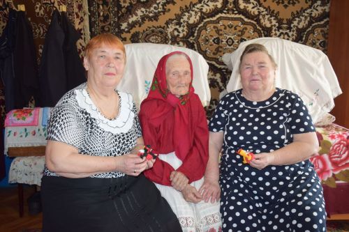 В день своего 95-летия Елизавета Павловна Сенькина из Абрыскина для своих гостей спела песни на чувашском языке