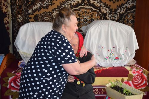 В день своего 95-летия Елизавета Павловна Сенькина из Абрыскина для своих гостей спела песни на чувашском языке