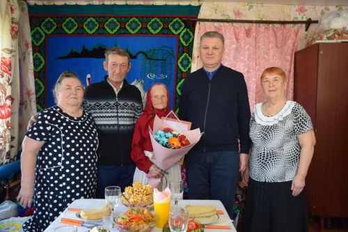 В день своего 95-летия Елизавета Павловна Сенькина из Абрыскина для своих гостей спела песни на чувашском языке