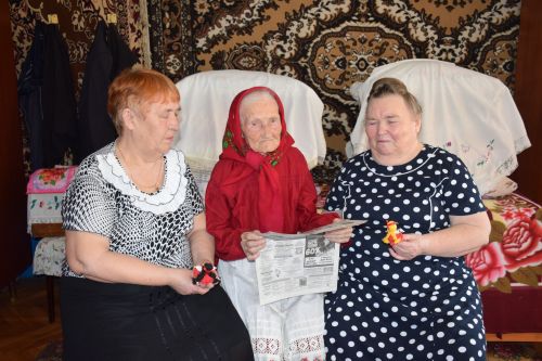 В день своего 95-летия Елизавета Павловна Сенькина из Абрыскина для своих гостей спела песни на чувашском языке