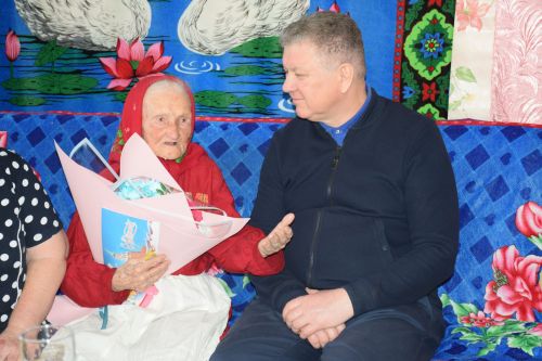 В день своего 95-летия Елизавета Павловна Сенькина из Абрыскина для своих гостей спела песни на чувашском языке