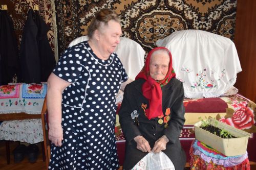 В день своего 95-летия Елизавета Павловна Сенькина из Абрыскина для своих гостей спела песни на чувашском языке