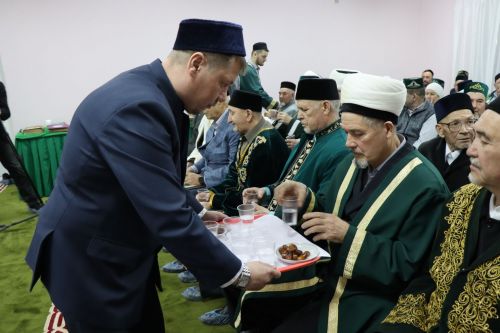 Глава района Алмаз Ахметшин провел ифтар для нурлатцев