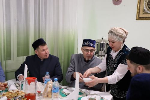 Глава района Алмаз Ахметшин провел ифтар для нурлатцев