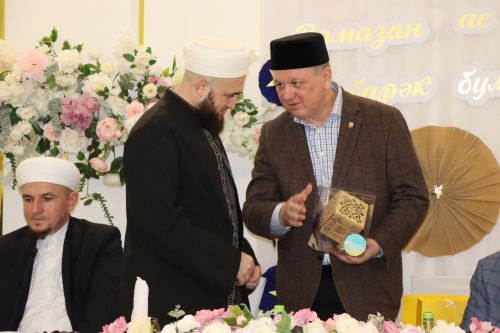 Глава района Алмаз Ахметшин провел ифтар для нурлатцев