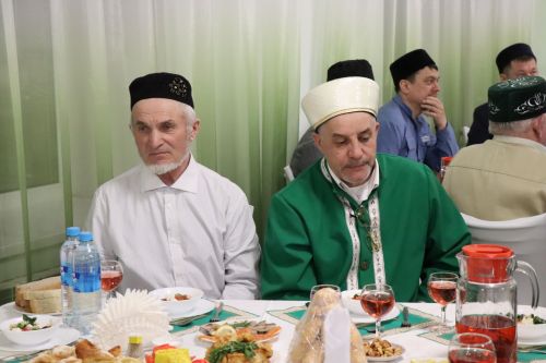 Глава района Алмаз Ахметшин провел ифтар для нурлатцев