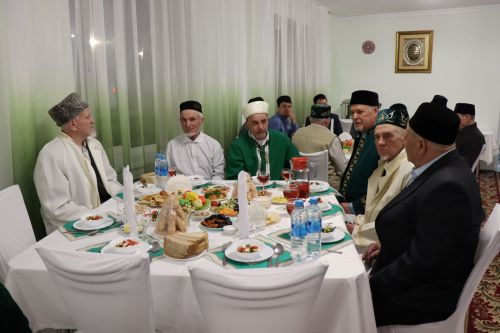 Глава района Алмаз Ахметшин провел ифтар для нурлатцев