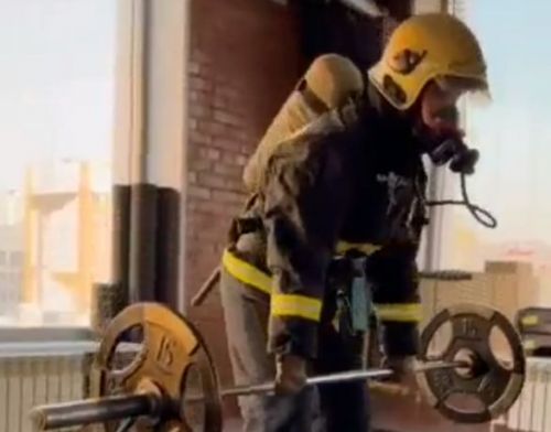 Спасатель из Татарстана провел фитнес-тренировку в пожарной экипировке