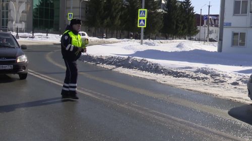Сегодня нурлатские автоинспекторы останавливали автовладелиц и дарили им цветы