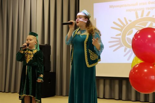 В Нурлате проходит фестиваль детского народного творчества «Без бергэ»