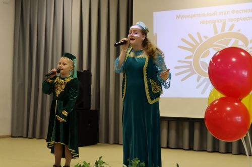 В Нурлате проходит фестиваль детского народного творчества «Без бергэ»