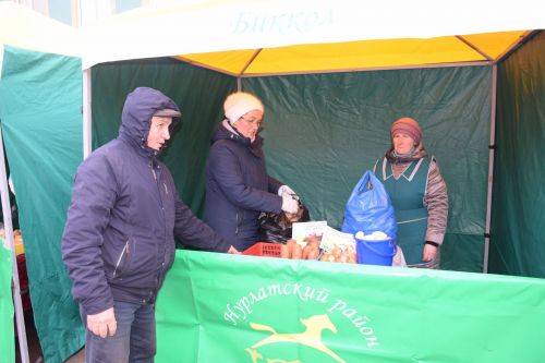 На первой весенней ярмарке в Нурлате сельхозпродукцию реализовали с 45 торговых точек