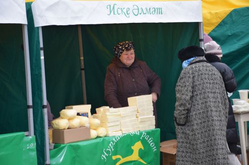 На первой весенней ярмарке в Нурлате сельхозпродукцию реализовали с 45 торговых точек