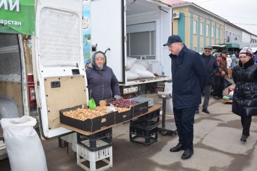 На первой весенней ярмарке в Нурлате сельхозпродукцию реализовали с 45 торговых точек