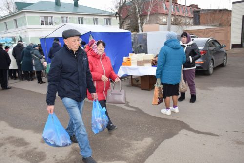 На первой весенней ярмарке в Нурлате сельхозпродукцию реализовали с 45 торговых точек