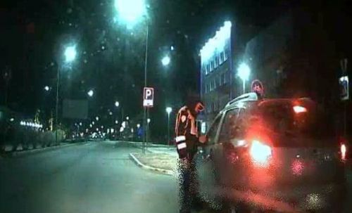 На камеру видеорегистратора Госавтоинспекции попал момент задержания водителя в Нурлате
