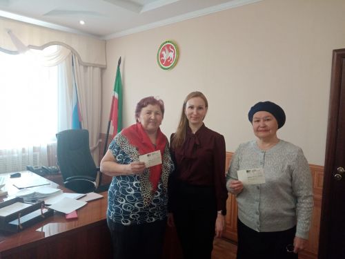 Руководитель исполкома Нурлатского района подарила ветеранам труда подписку на «Дружбу»