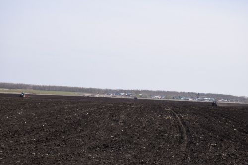 На поле вышли студенты Нурлатского аграрного техникума