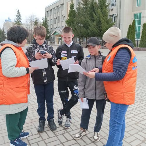Волонтеры Нурлата помогают населению на Всероссийском голосовании за объекты благоустройства